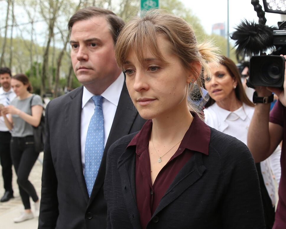 Condenan a Allison Mack a 3 años de prisión por caso NXIVM