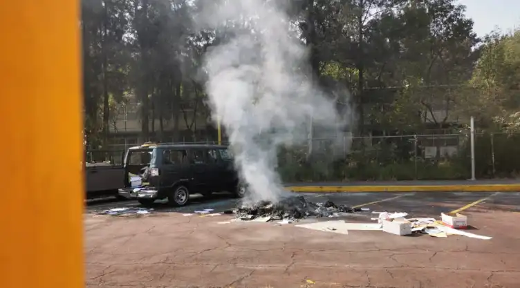 quema de documetnos CCH Oriente.jpg