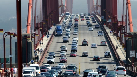 Autos transitan por el puente de San Francisco en California