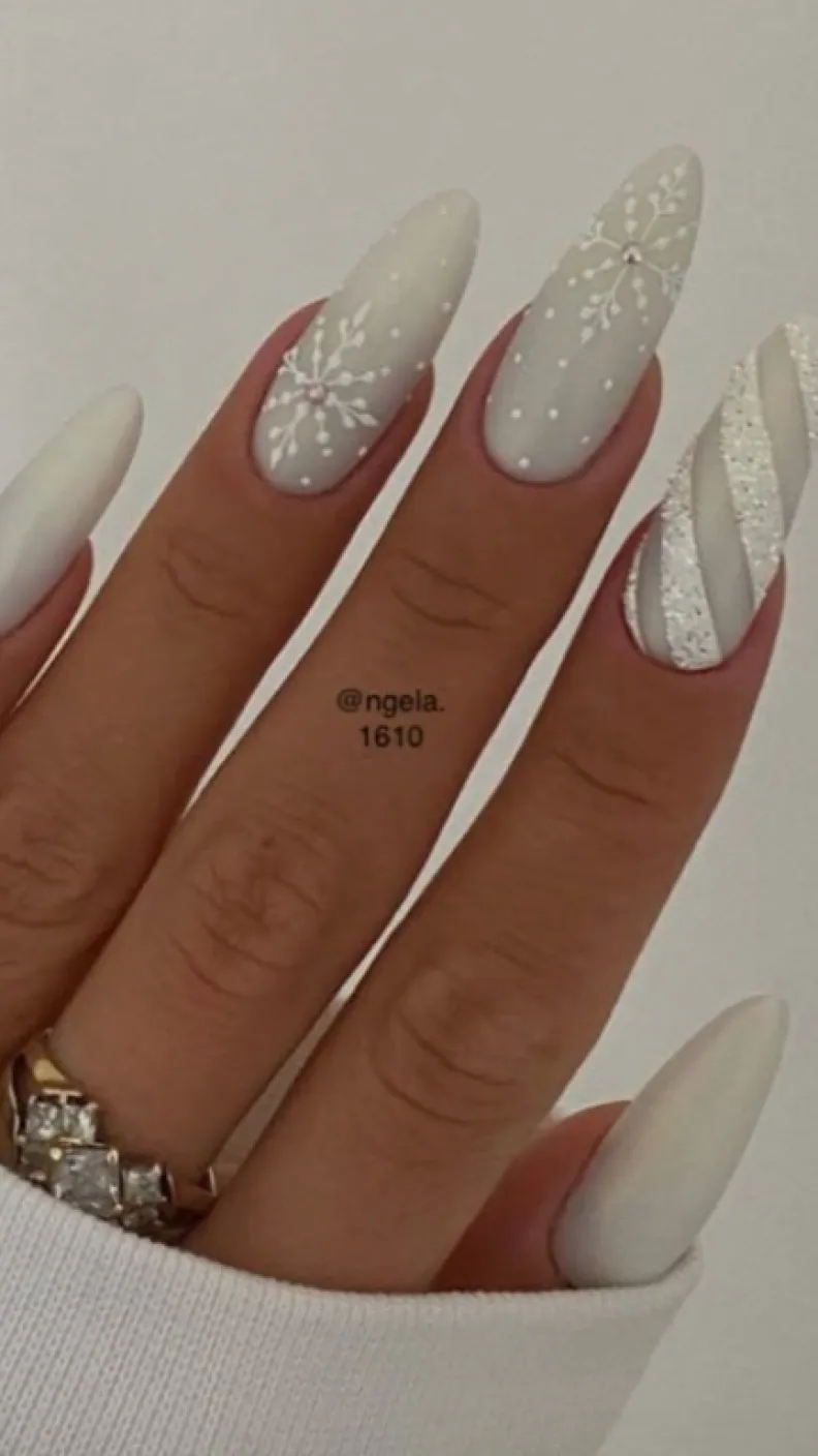 10 ideas de uñas copo de nieve para presumir en Navidad