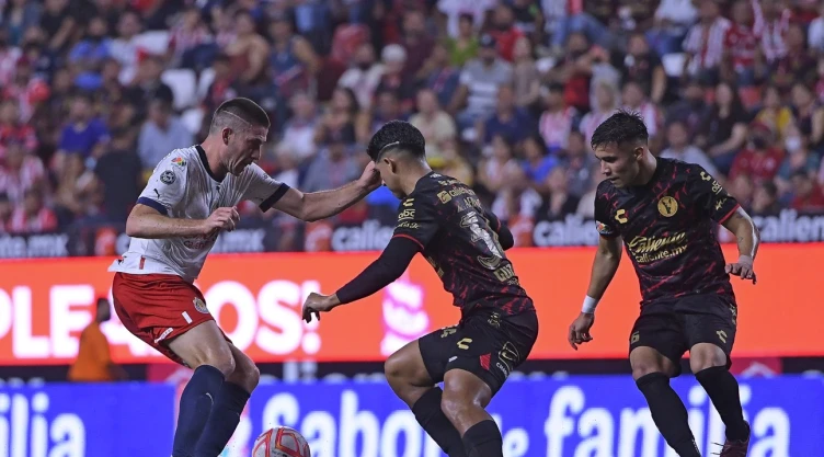 Victor Guzmán pelea el balón de Santiago Ormeño