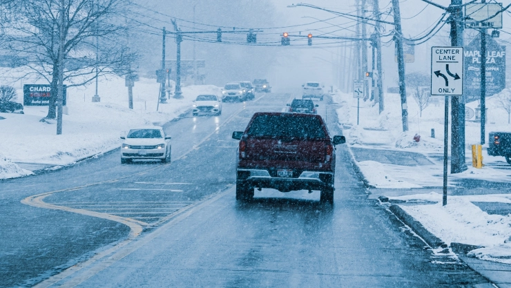 Paisaje invernal en una carretera de Ohio, Estados Unidos.