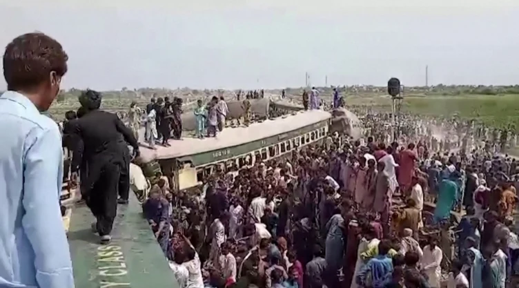 pakistan-accidente-tren-30-muertos