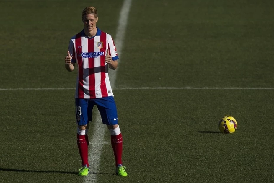 Fernando Torres posa para las cámaras durante su presentación oficial como nuevo integrante del Atlético de Madrid en el estadio Vicente Calderón