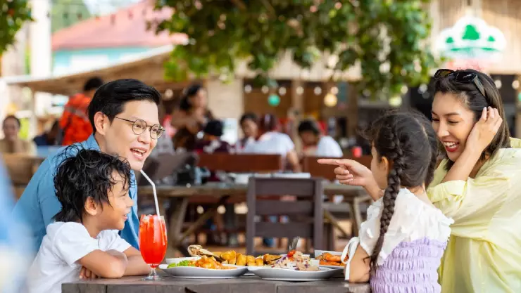 Una familia feliz en un restaurante