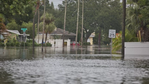 Las lluvias en Florida inundan calles