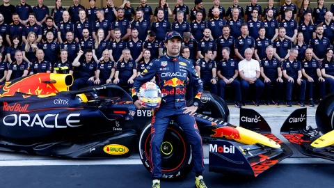 Checo P&eacute;rez con Red Bull