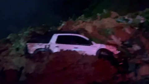 ¡Tragedia! Mueren 33 personas tras derrumbe de tierra sobre la carretera