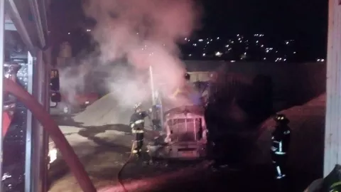 Incendio trailer dentro de negocio 1