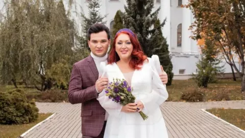 Mujer se casa con su hijo de 22 años