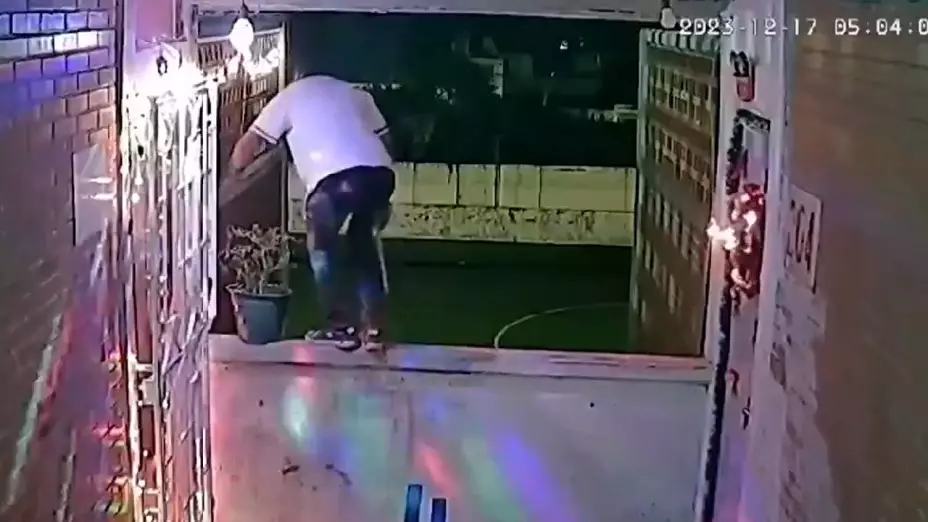 Hombre robando calzones de su vecina