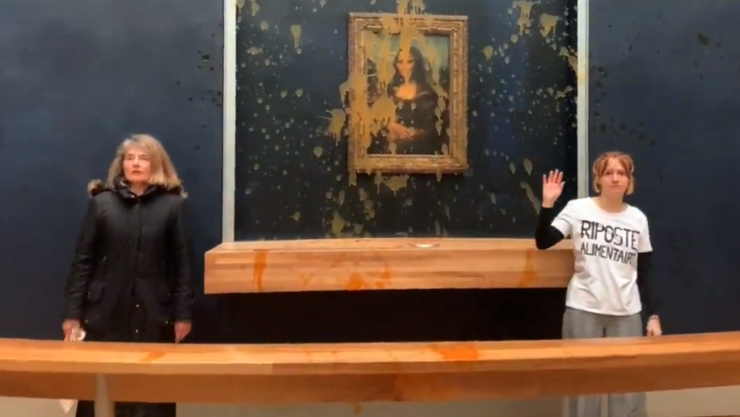 Activistas lanzan sopa a Mona Lisa
