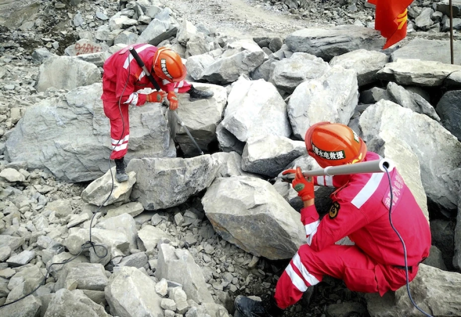 Socorristas tras deslave en pueblo de China