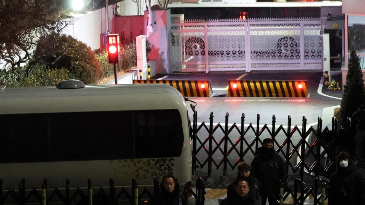 El presidente destituido Yoon Suk Yeol enfrenta una orden de arresto en Corea del Sur