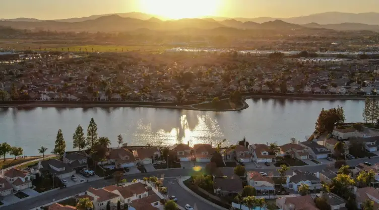 un hermoso atardecer en la ciudad de Menifee en California