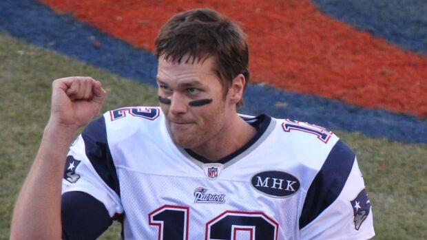 Tom Brady, balón, dólares 2.jpg
