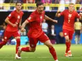 Robert Lewandowski festejando el gol tras convertir el penal.jpg