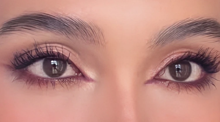 Cómo usar el eyeliner borgoña para rejuvenecer la mirada después de los 40, ideal para el otoño.png