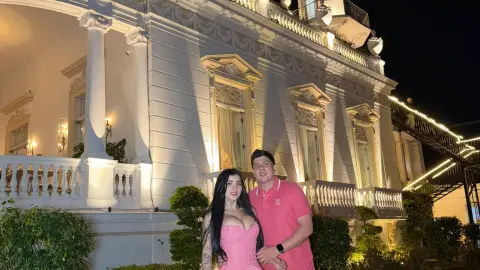 Karely Ruiz posa en casona de Mérida.jpg