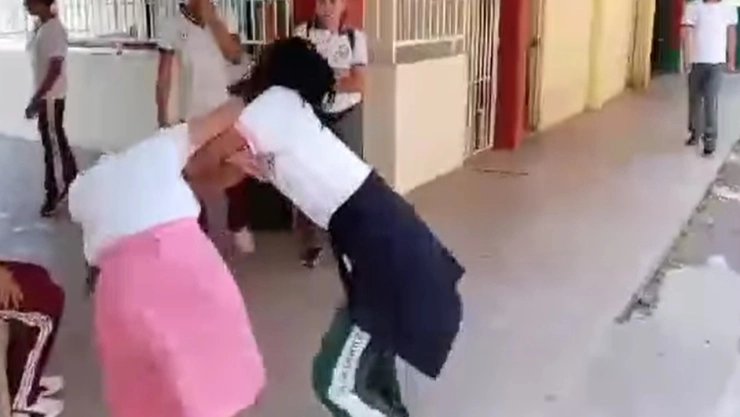 Video-estudiante-golpea-a-su-compañera-quien-tendría-autismo