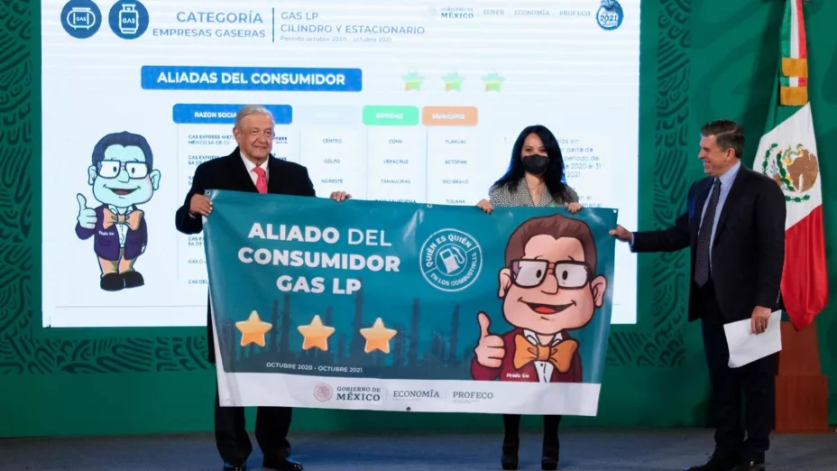 AMLO 06 DIC 2021 GASOLINEROS PREMIOS.jpg