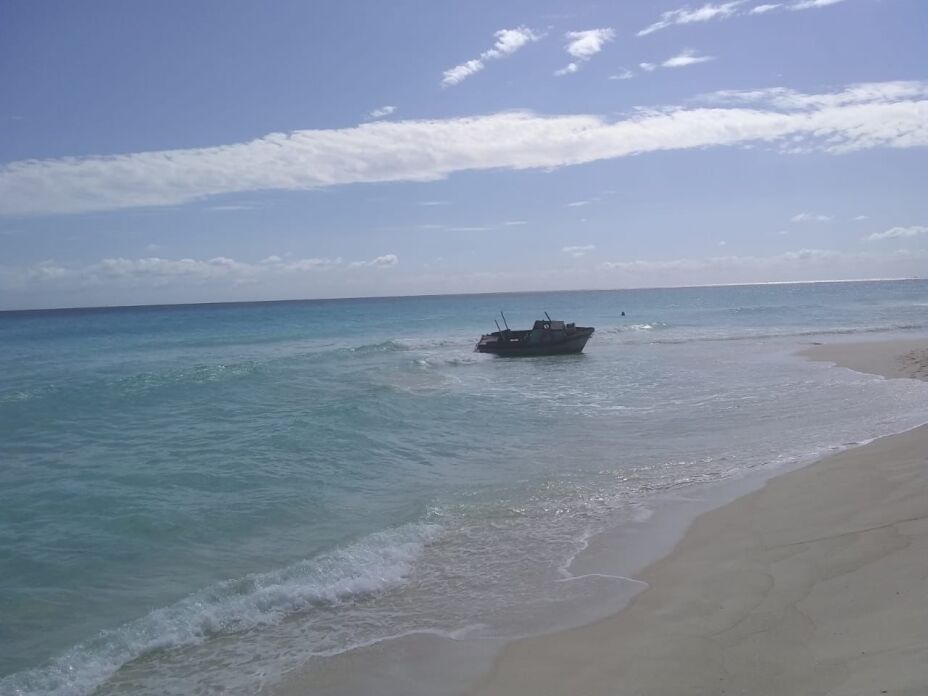 Detienen a cubanos que recalaron en playas de Cancún