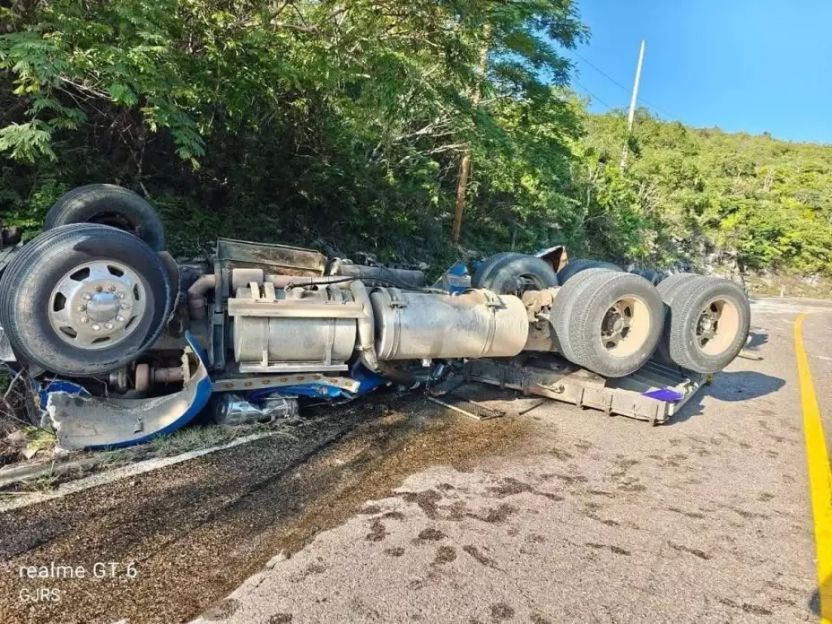 Volcadura tráiler Trinitaria