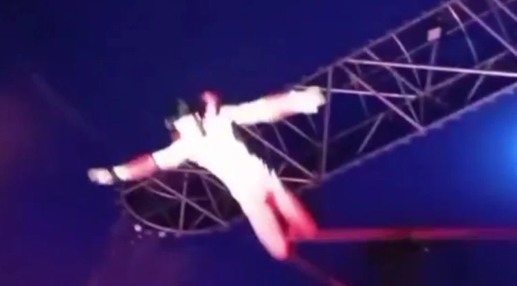 Trapecista sufre aparatosa caída en circo de Tizayuca; suspenden espectáculo tras el accidente. En la imagen se observa cómo el artista pierde el equilibrio y cae al fondo del suelo.