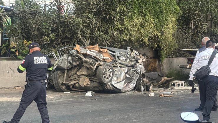 El automóvil quedó totalmente destruido tras chocar con un tráiler en Periférico Norte, Naucalpan