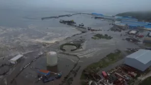  Tsunami inunda zona costera 