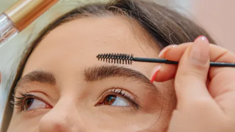 El eyebrow lamination casero es perfecto para las cejas rebeldes