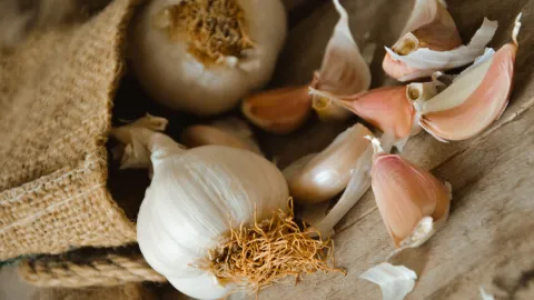 Por esta razón deberías quemar una cáscara de ajo en tu cocina