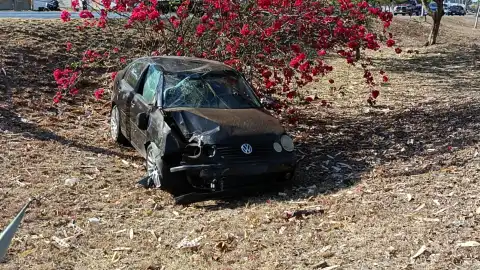 FOTO Hombre en presunto estado de ebriedad dormita y termina volcando su auto en Periférico