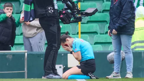 Árbitra recibe duro golpe en partido de LaLiga por un cámara (VIDEO).png