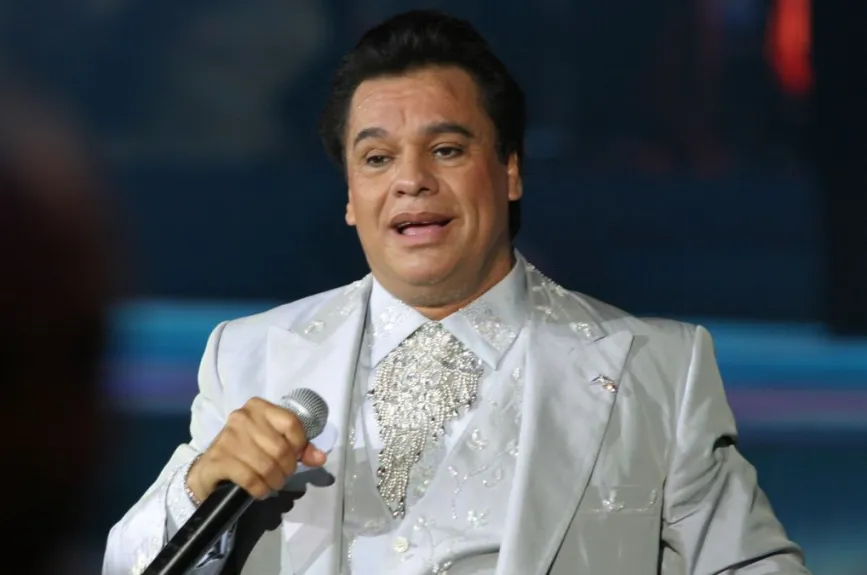 En 1971, cuando tenía 21, años firmó su primer contrato con una disquera, publicando más de 60 discos.