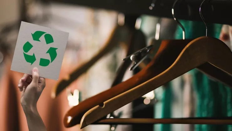 3 ideas para reciclar perchas de madera de forma creativa, según la IA.jpg