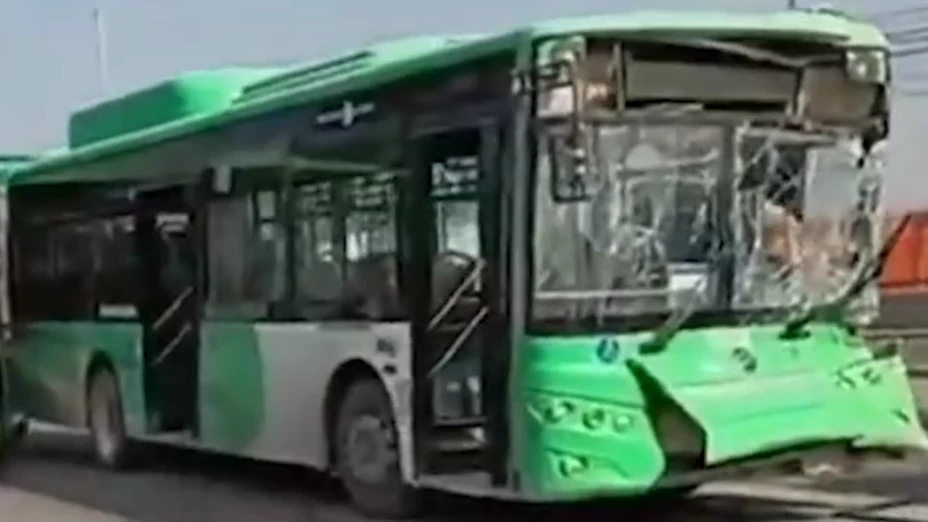 Camión de pasajeros choca contra caja de tráiler en carretera; hay 16 heridos