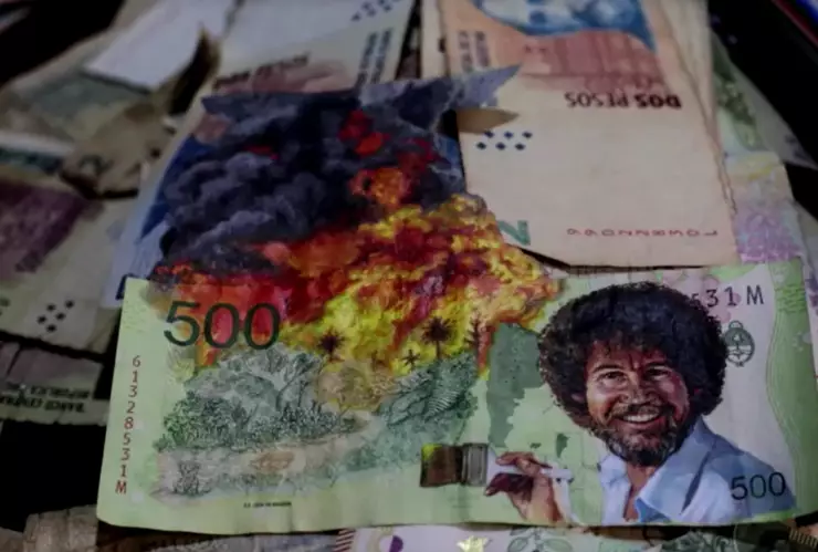 Sus obras sobre billetes argentinos devaluados incluyen todo tipo de personajes y diseños