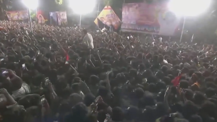 Mueren 40 personas por estampida en mitin político del actor Vijay Chandrasekhar en India.png