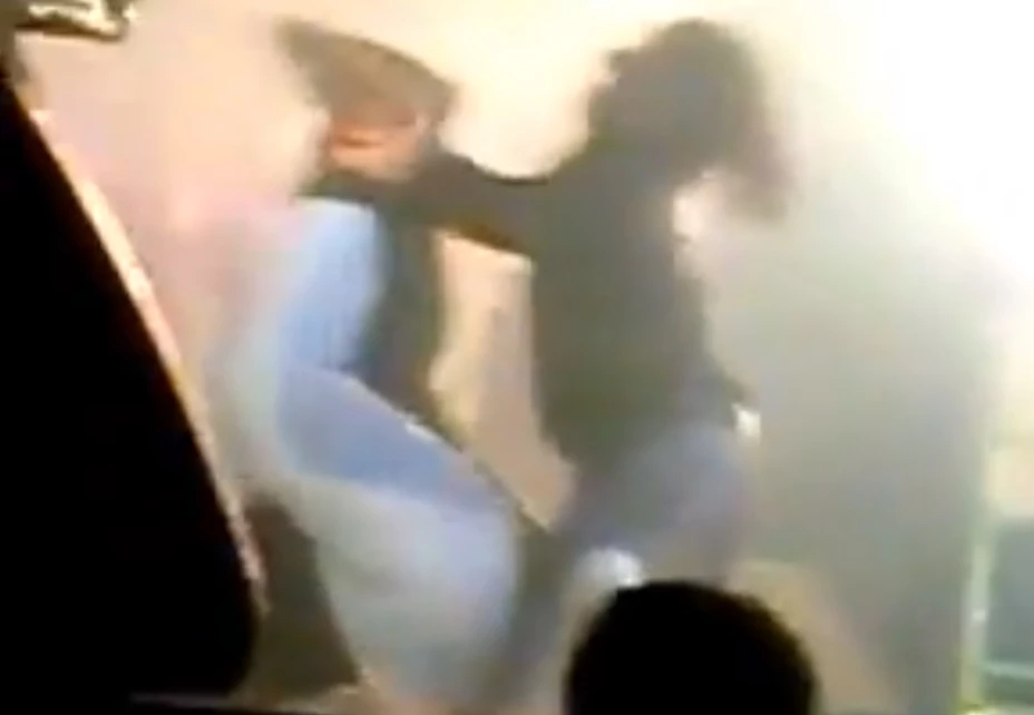 La Jefa de Protección Civil de Cortázar, Guanajuato María Guadalupe Mancera González, fue captada en un concierto mientras simulaba un acto sexual con un joven con enanismo