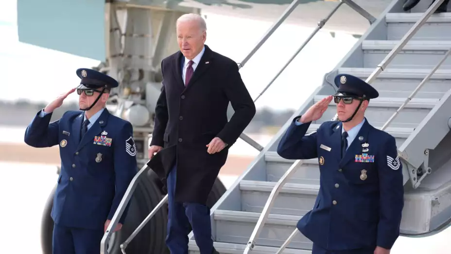 Joe Biden llega al Aeropuerto Regional Manchester-Boston.
