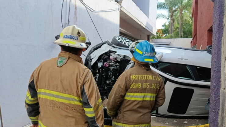abuelita cae de estacionamiento Club Atlas Chapalita, Zapopan