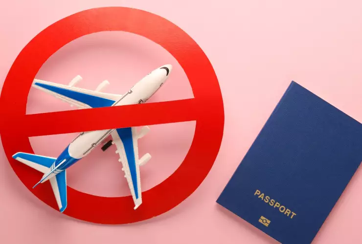 Símbolo de prohibido volar junto a pasaporte