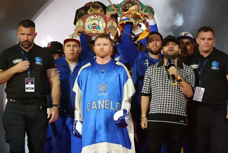Canelo Álvarez vence a William Scull por decisión unánime.