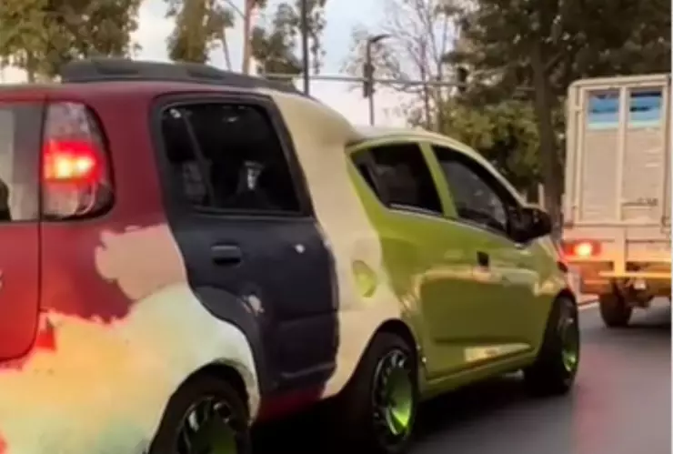 el auto modificado que une la parte delantera de un Spark verde y la parte trasera de un Fiat color rojo