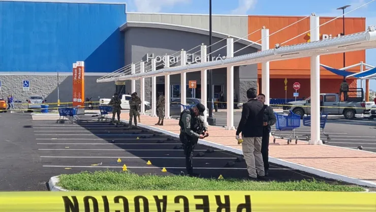 Privan de la libertad a dos personas en un Walmart La Marina en Mazatlán, Sinaloa..jpg
