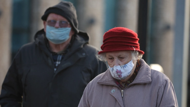 Inglaterra se despide de los cubrebocas y del home office tras supera ola de COVID-19