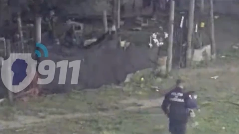 Bebé gateando a las 4 de la mañana en calles de Córdoba en Argentina, iba custodiado por su perro (VIDEO)