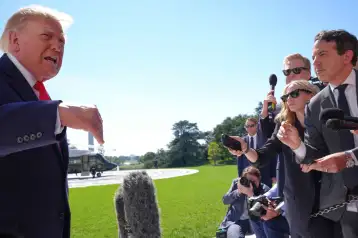 Donald Trump habla con periodistas en el Jardín Sur de la Casa Blanca.