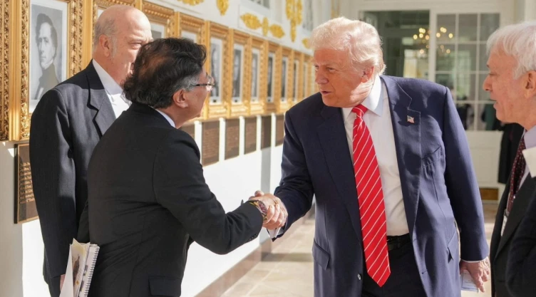 Foto de Gustavo Petro y Donald Trump estrechando las manos en su reunión del 3 de febrero de 2026.